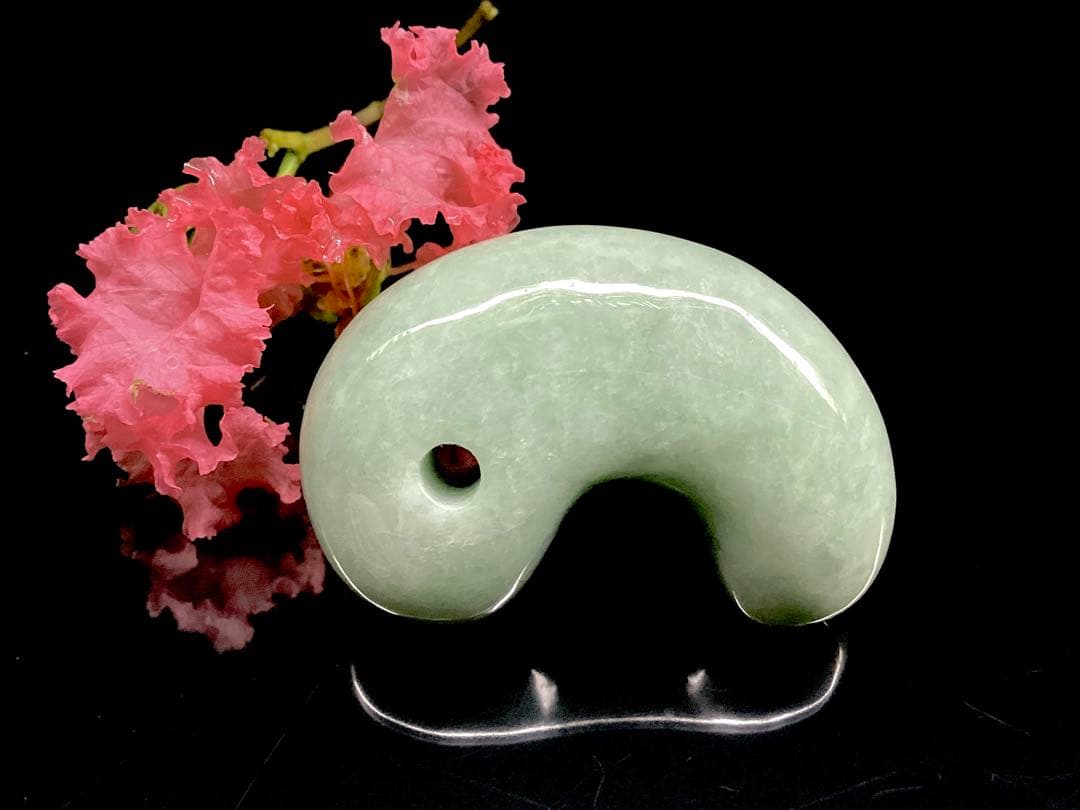 ✳通常50万円以上します‼️特大*糸魚川翡翠勾玉　身近に守護石*御守りに　鑑別書付