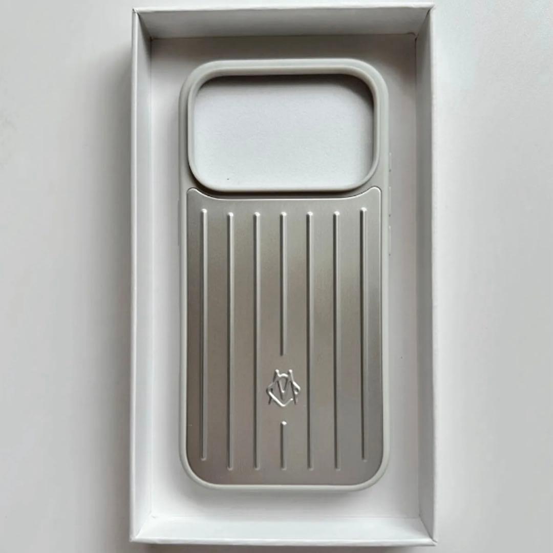RIMOWA iPhone17Pro Max ケース シルバー
