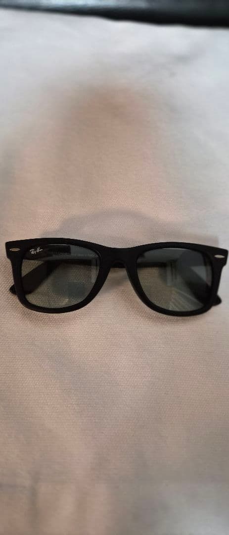 Ray-Ban 艶消しブラック スクエアサングラス