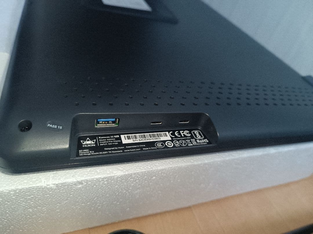 HUION KAMVAS 22 Plus 液タブ