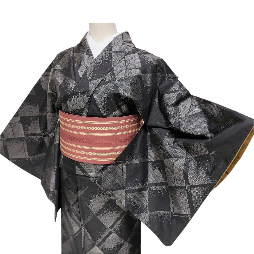 【本場大島紬】 斜め格子模様 菱　ダイヤ　正絹　カジュアル　黒　織り　紬　美品