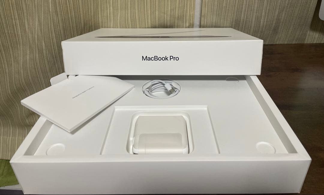 美品 MacBook Pro 2020 13インチ TouchBar 付き