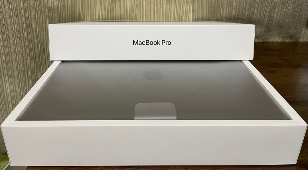 美品 MacBook Pro 2020 13インチ TouchBar 付き