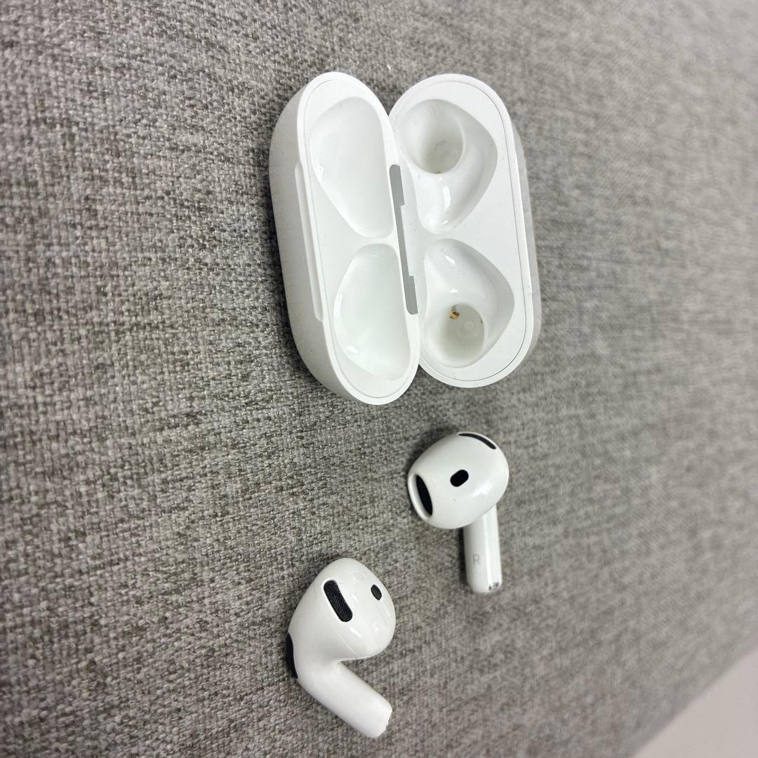 AirPods第4世代 本体 ホワイト 充電ケース付き　AirPods4