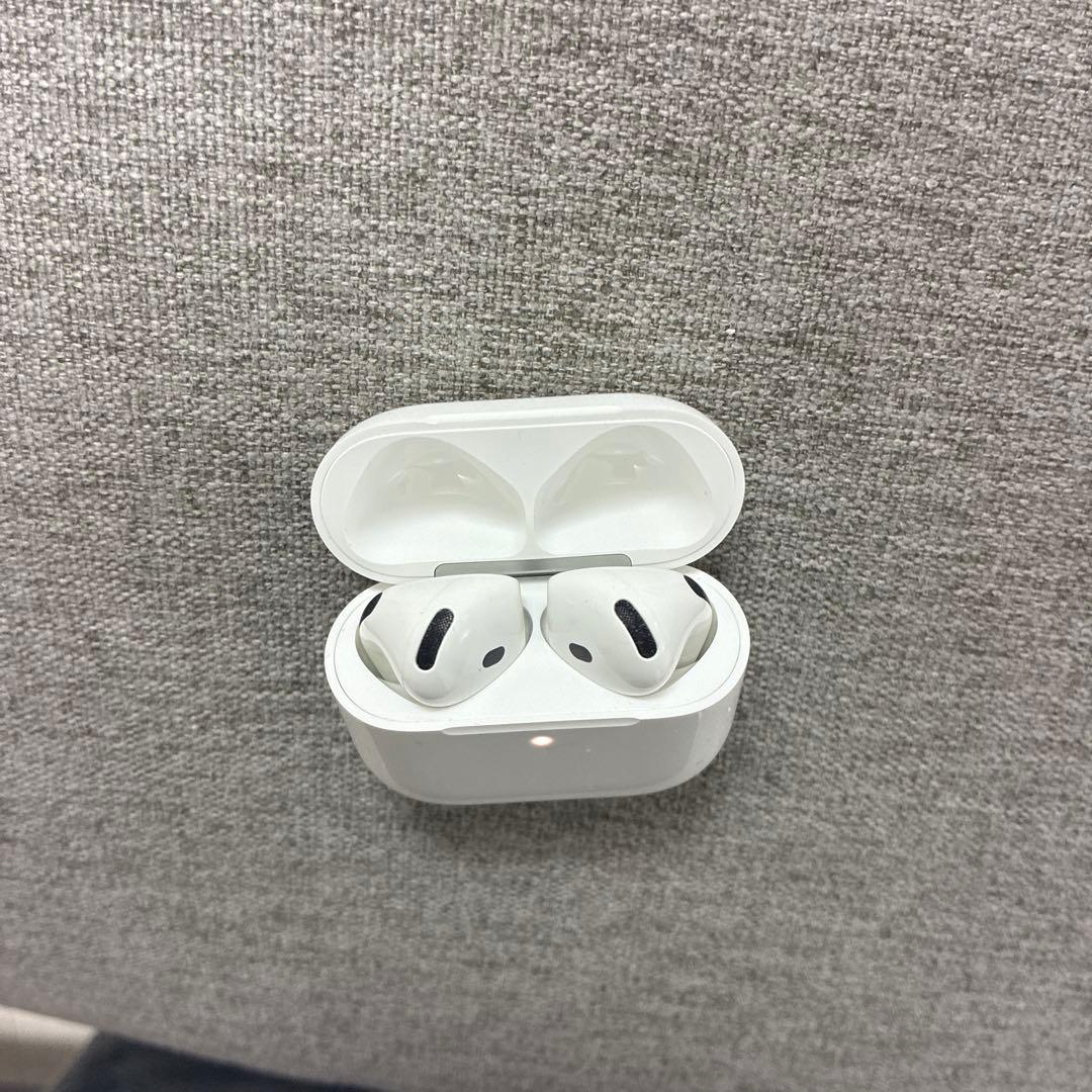 AirPods第4世代 本体 ホワイト 充電ケース付き　AirPods4