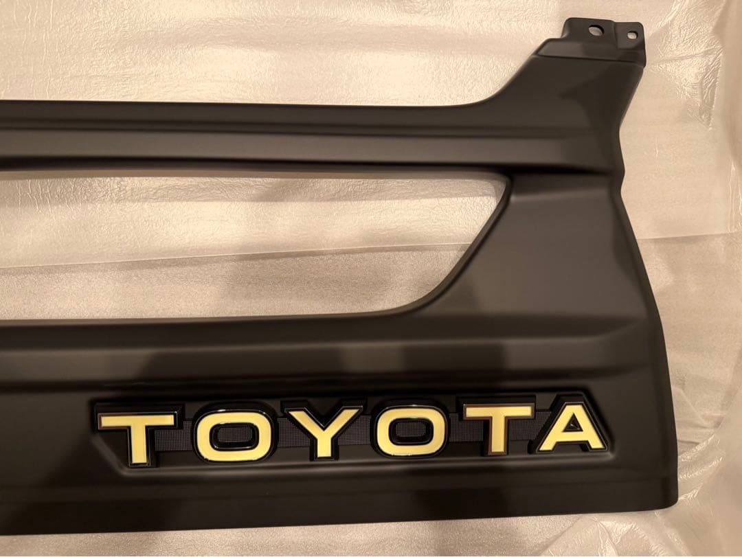 ハイエース　フロントグリル(標準ボディTOYOTAエンブレム)