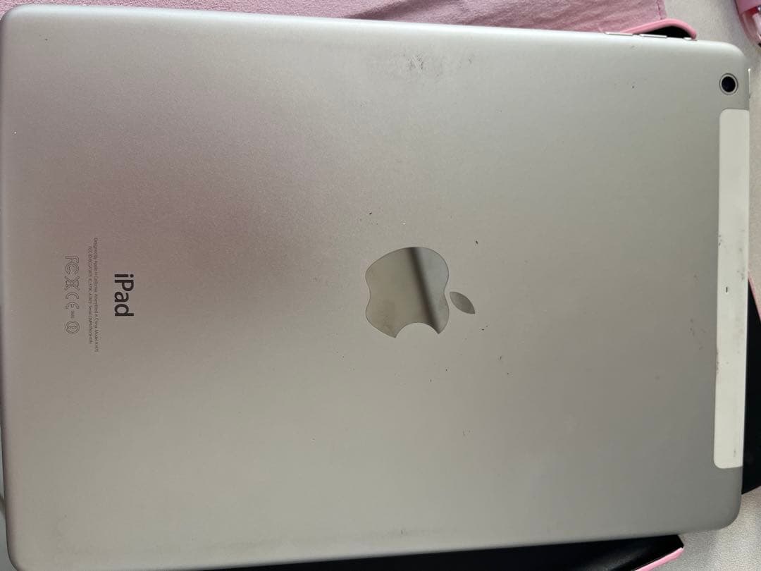 iPad シルバー 本体 ピンクケース付き