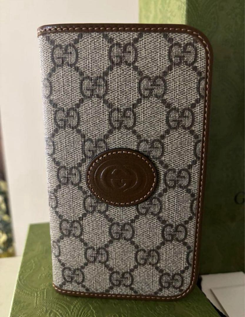 あ*ん様 【新品】グッチ GUCCI GG手帳型iPhoneケース iPhone
