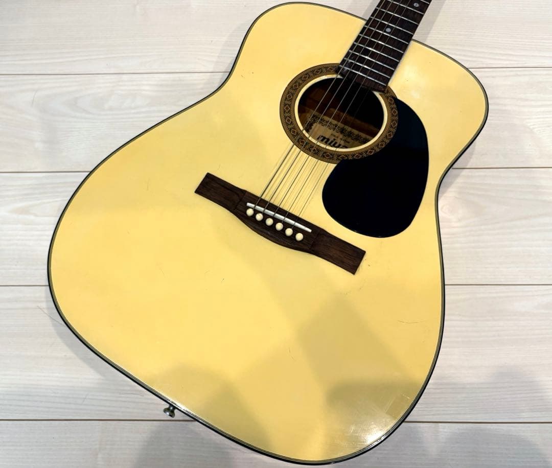 名品ミヤスコウギョウ　Miyasu kougyoアコースティックギター　アコギ白