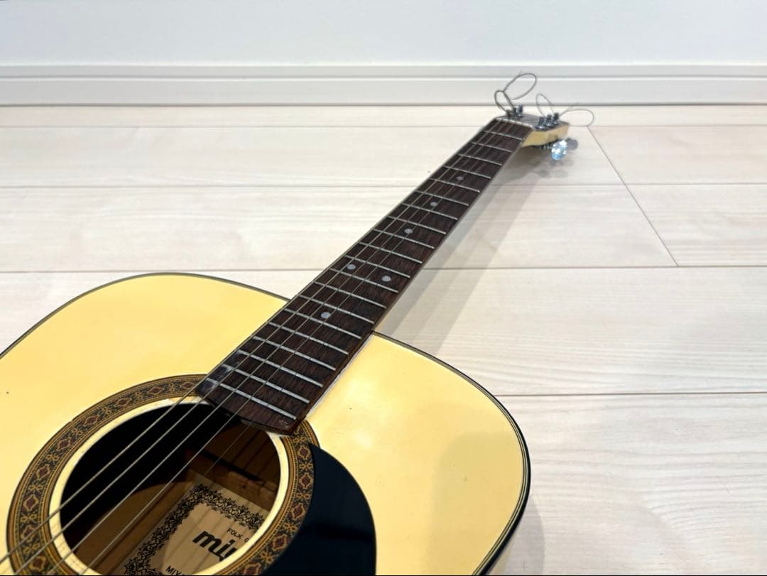 名品ミヤスコウギョウ　Miyasu kougyoアコースティックギター　アコギ白