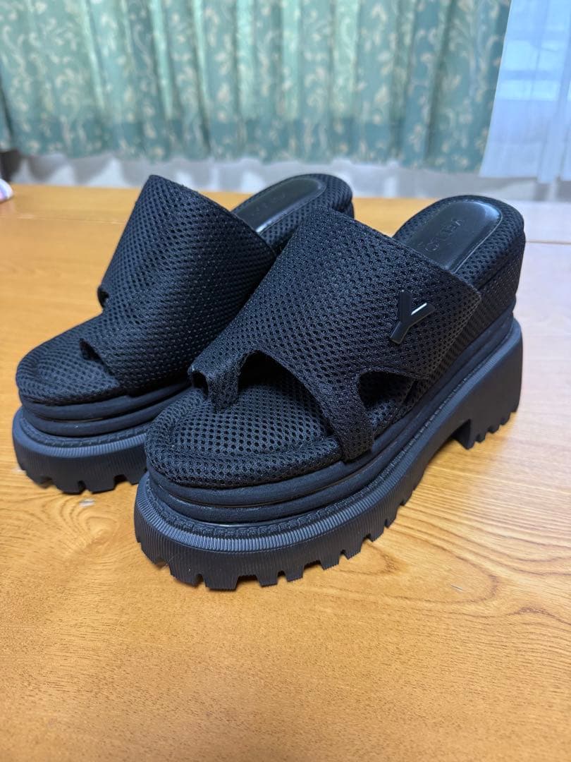 Yello メッシュ ブラック 厚底サンダル