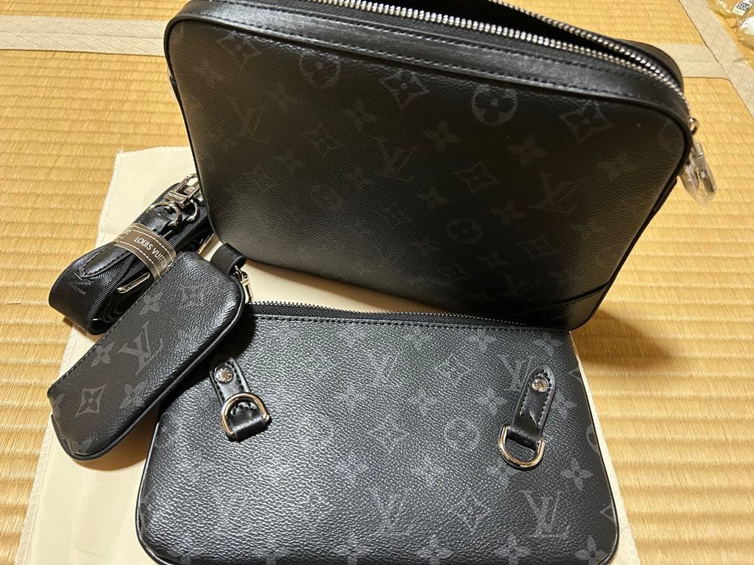 Ｌ.V のトリオ・メッセンジャーバッグ
