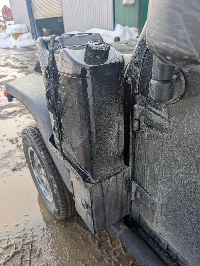 ラングラー　JK ジェリ缶ホルダー　収納付き！