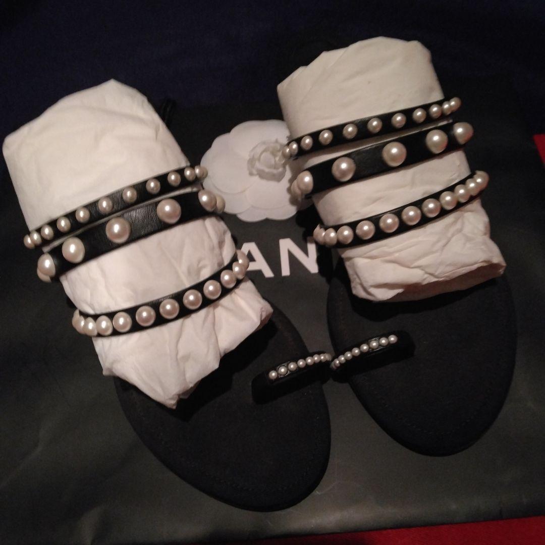 パール装飾シャネルサンダル 黒