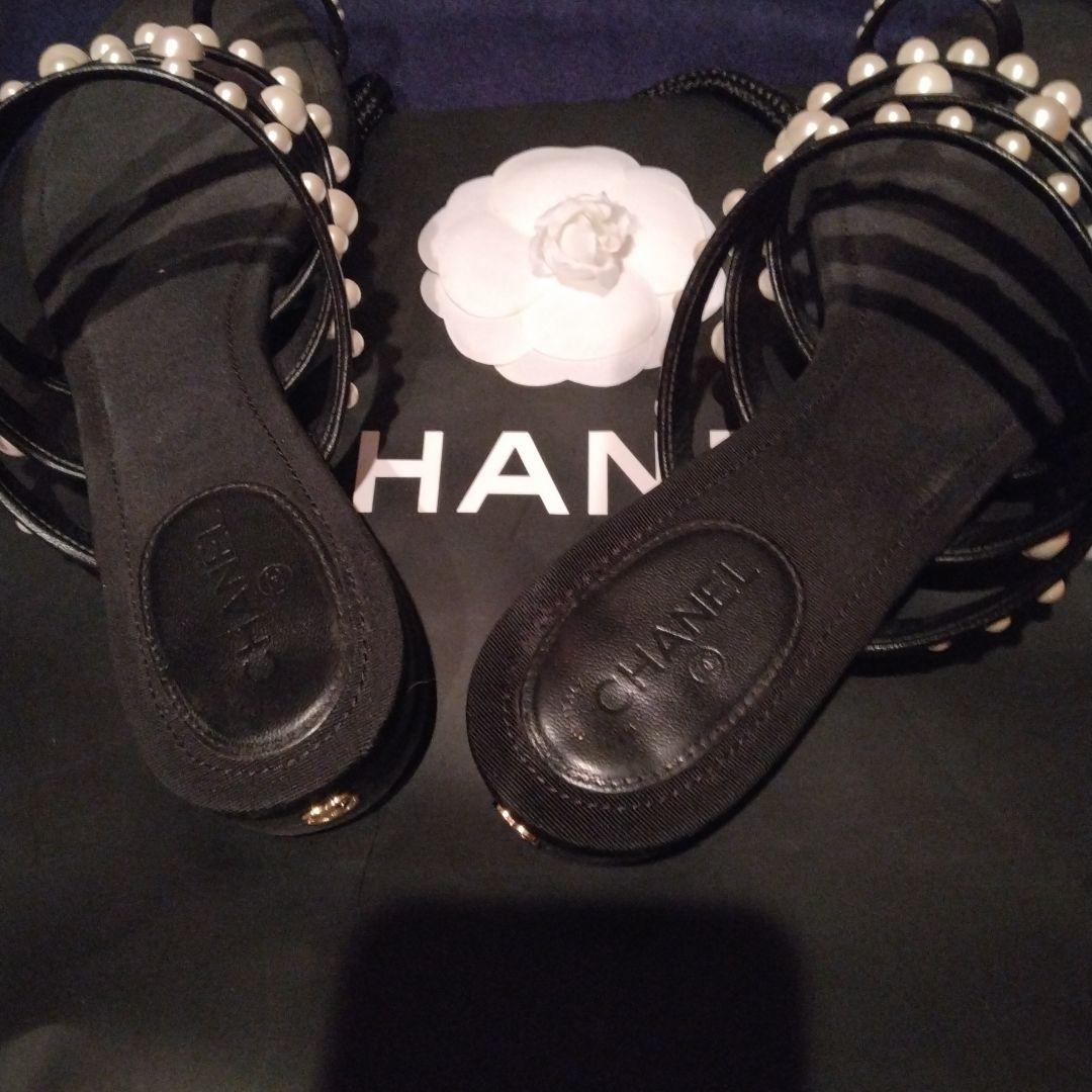 パール装飾シャネルサンダル 黒