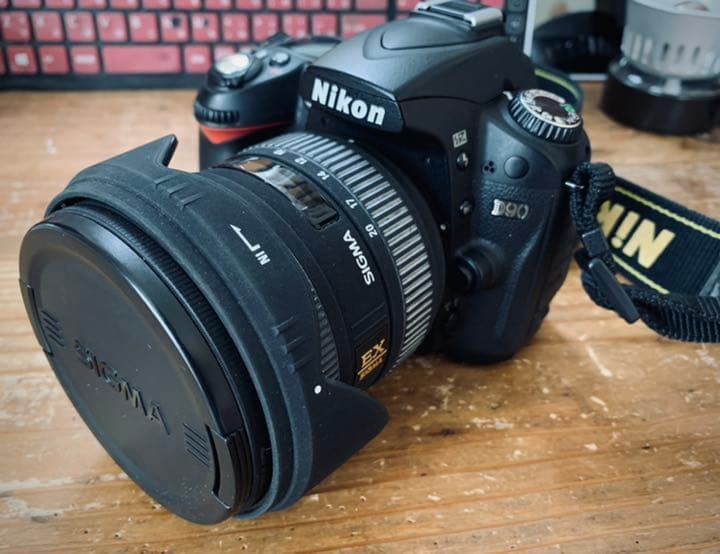 ニコン Nikon D90 一眼レフ、レンズ2本、純正バッテリー2つ 純正充電器