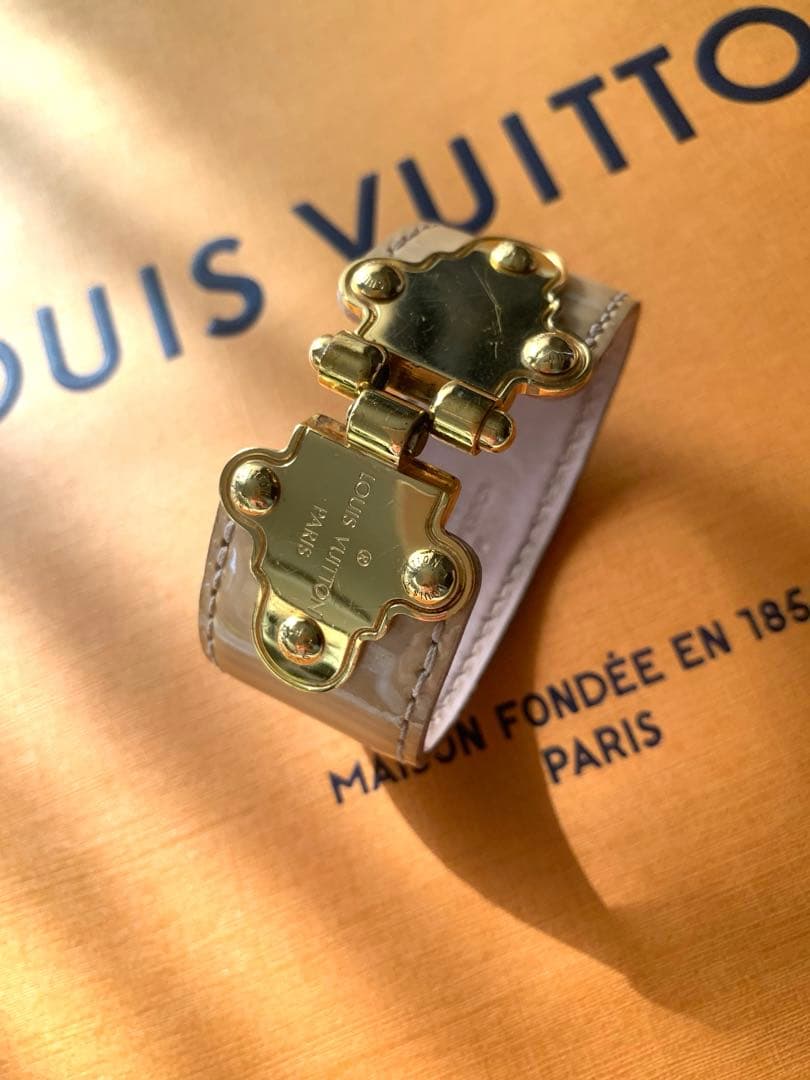 Louis Vuitton ピンクベージュエナメルレザーバングル