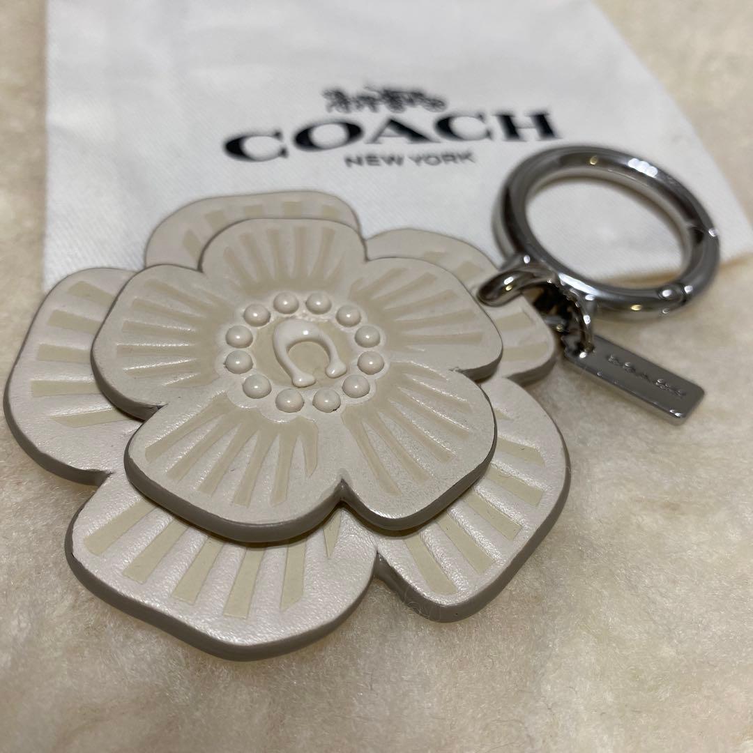 美品　コーチ　COACH バッグ チャーム/キーリング　フラワー