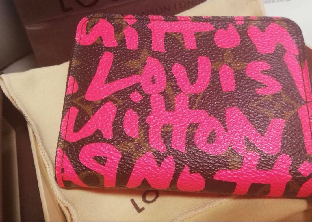 ルイヴィトン モノグラム グラフィティ ジッピーパース フューシャ