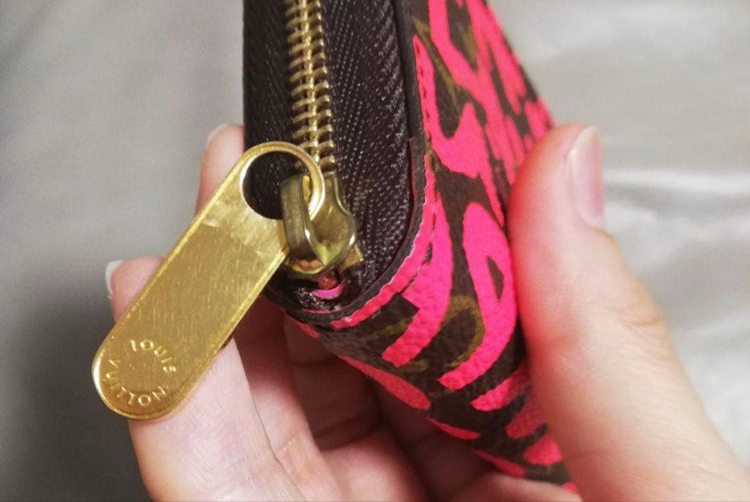 ルイヴィトン モノグラム グラフィティ ジッピーパース フューシャ