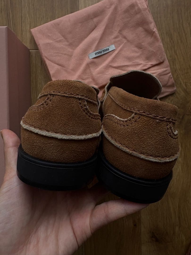 MIU MIU ベージュ スエード モカシン
