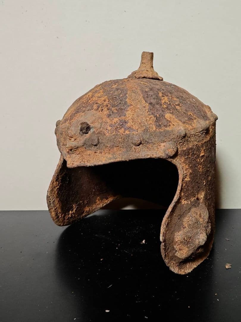 古代鉄製兜　古代中国　西晋時代〜元時代　考古発掘品　古代武具　貴重　博物館クラス