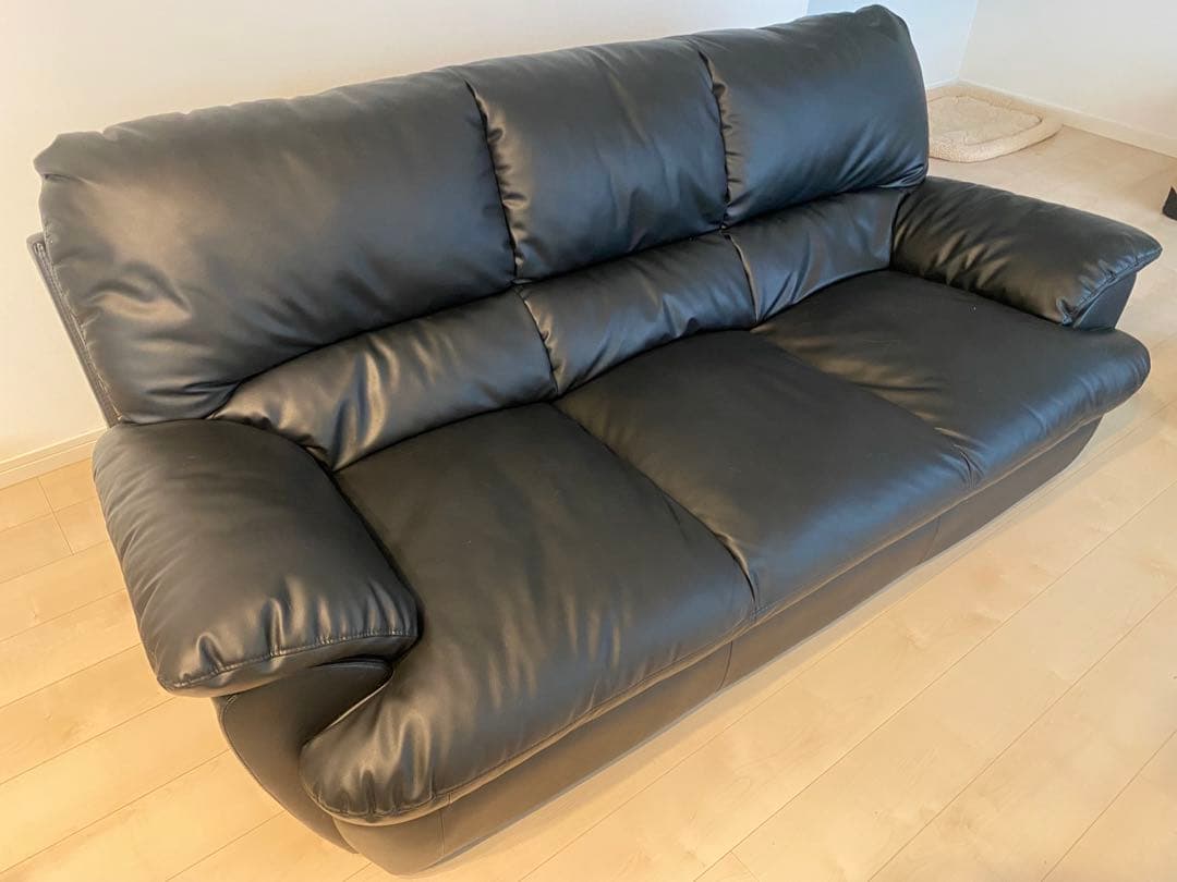 P*N様 ニトリの黒いソファ３人掛けソファ