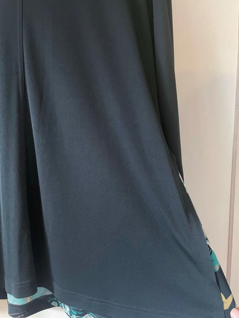 トクコプルミエヴォル/カーキ系グラフィックプリント 長袖チュニック