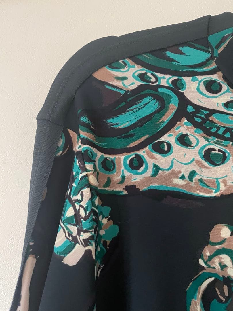 トクコプルミエヴォル/カーキ系グラフィックプリント 長袖チュニック