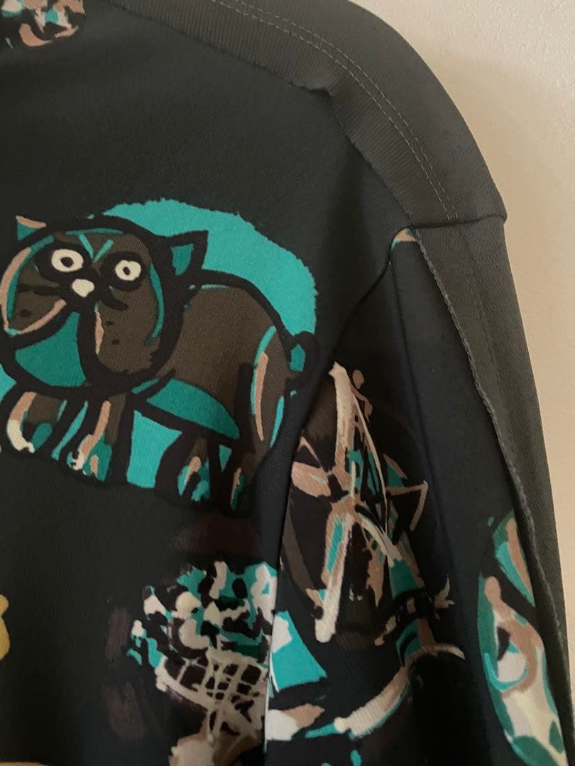 トクコプルミエヴォル/カーキ系グラフィックプリント 長袖チュニック