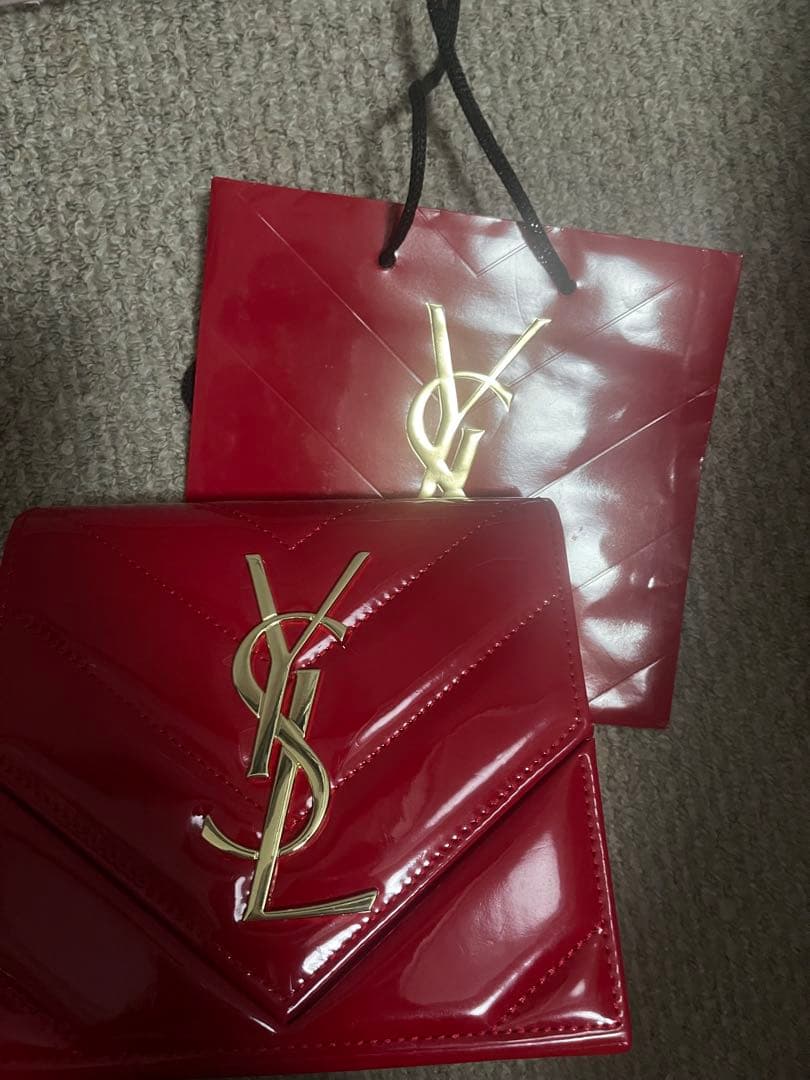 〈海外限定〉紙袋つきイヴサンローラン　2024 エナメルポーチノベルティ付リップ