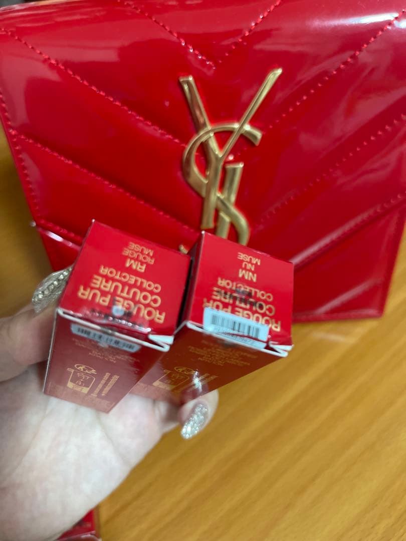 〈海外限定〉紙袋つきイヴサンローラン　2024 エナメルポーチノベルティ付リップ