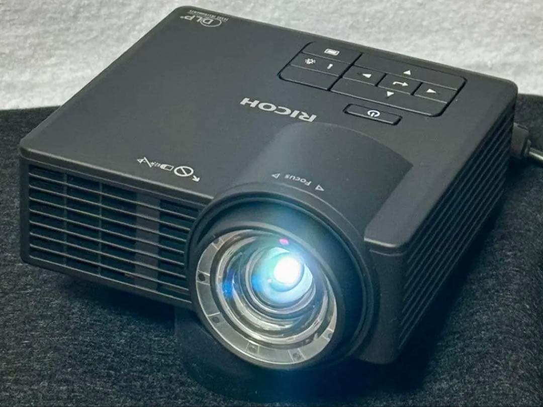 短焦点・美品】RICOH PJ WXC1110 モバイルプロジェクター｜使用1回