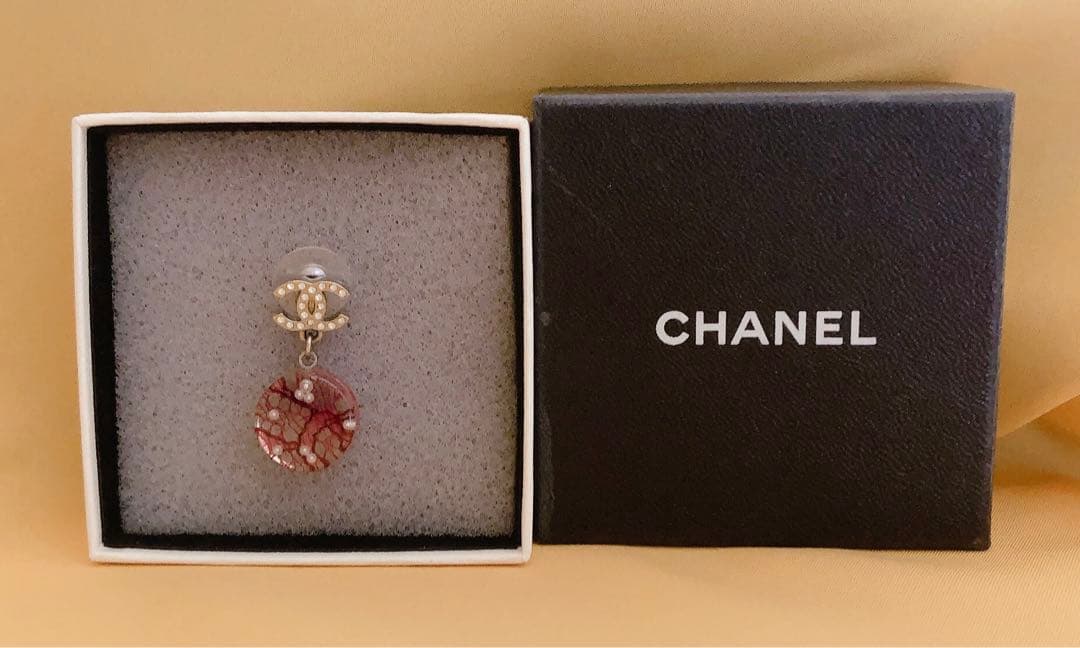 CHANEL シャネル　片耳ピアス　CHANELピンバッジ付き