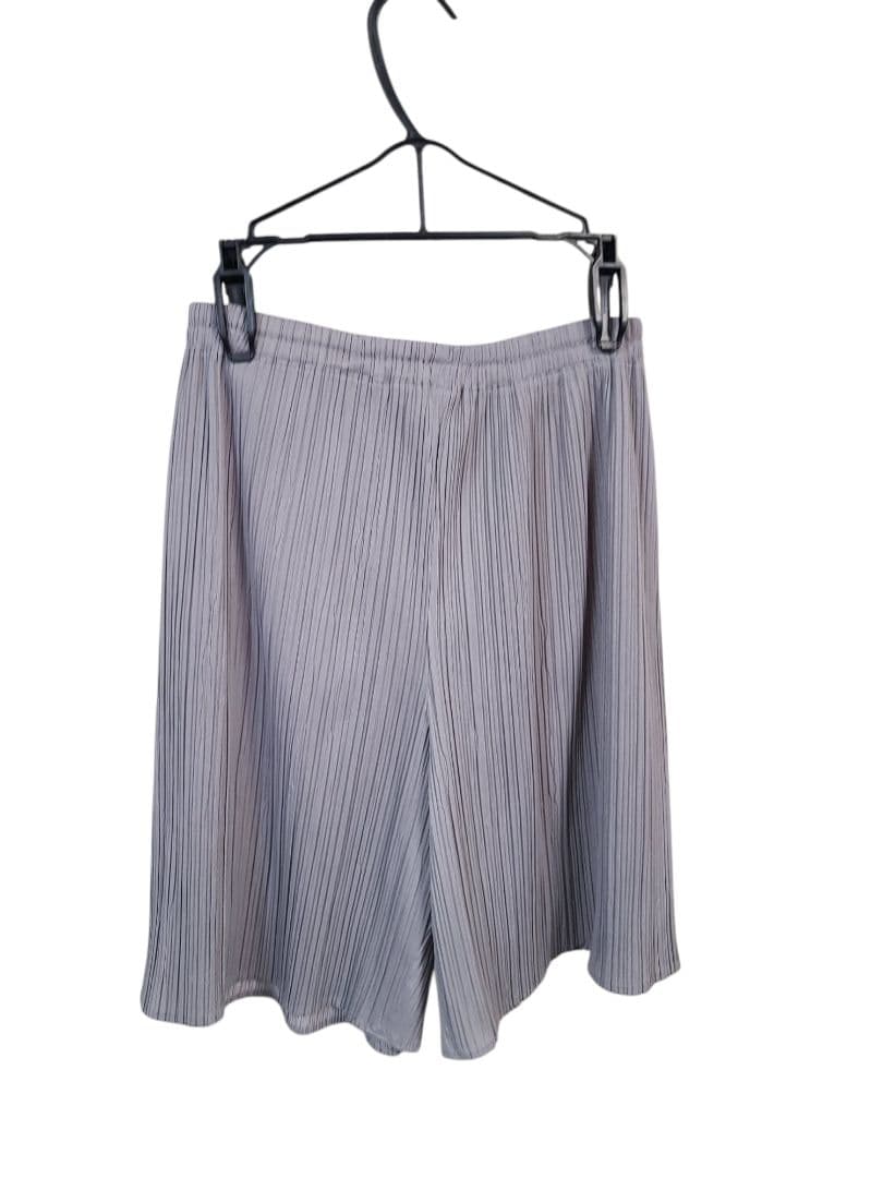 PLEATS PLEASE　グレー ショートパンツ