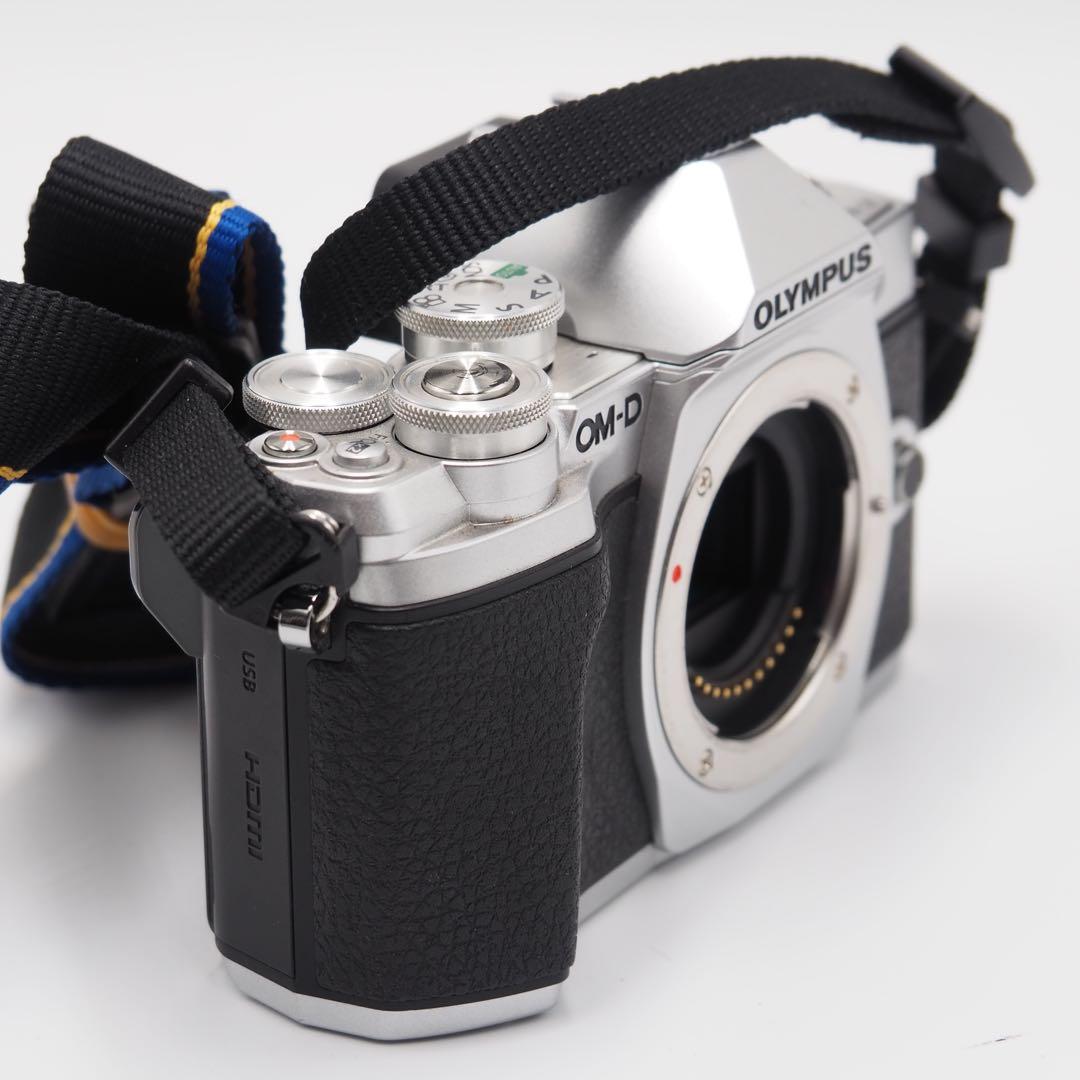 ミラーレス一眼カメラ OLYMPUS E-M10 Mark III シルバー