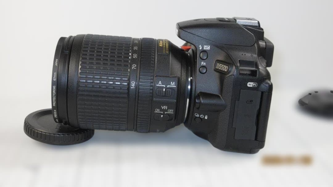 Nikon D5500 デジタル一眼レフカメラ、18-140mmレンズ付き極上品