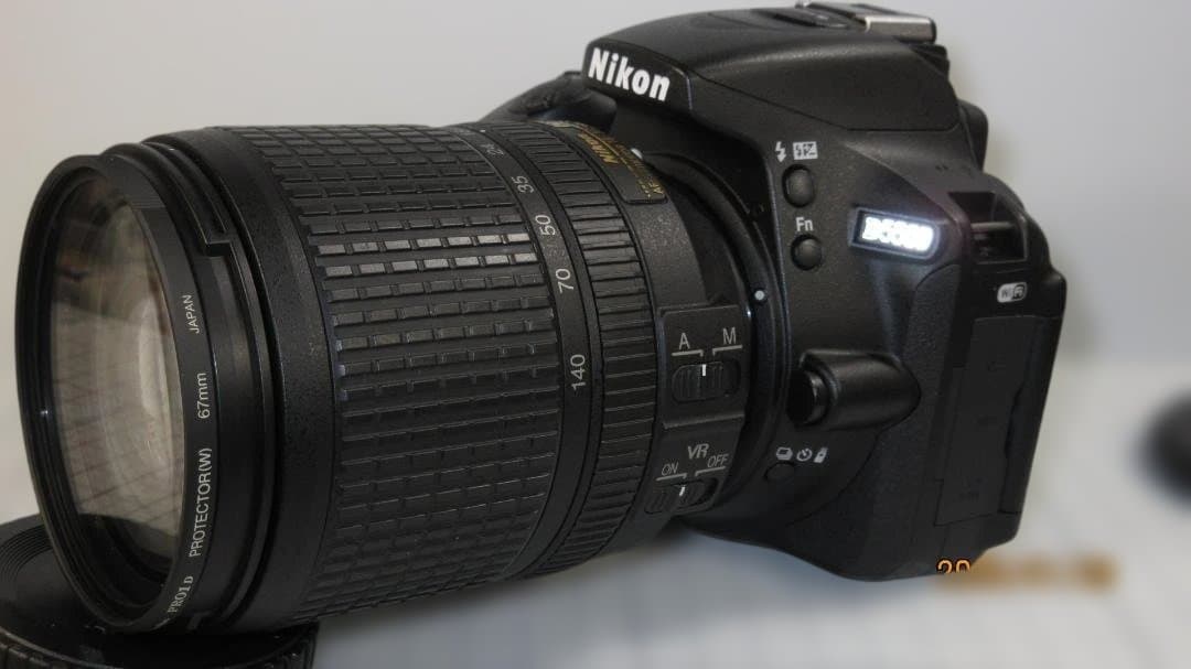 Nikon D5500 デジタル一眼レフカメラ、18-140mmレンズ付き極上品