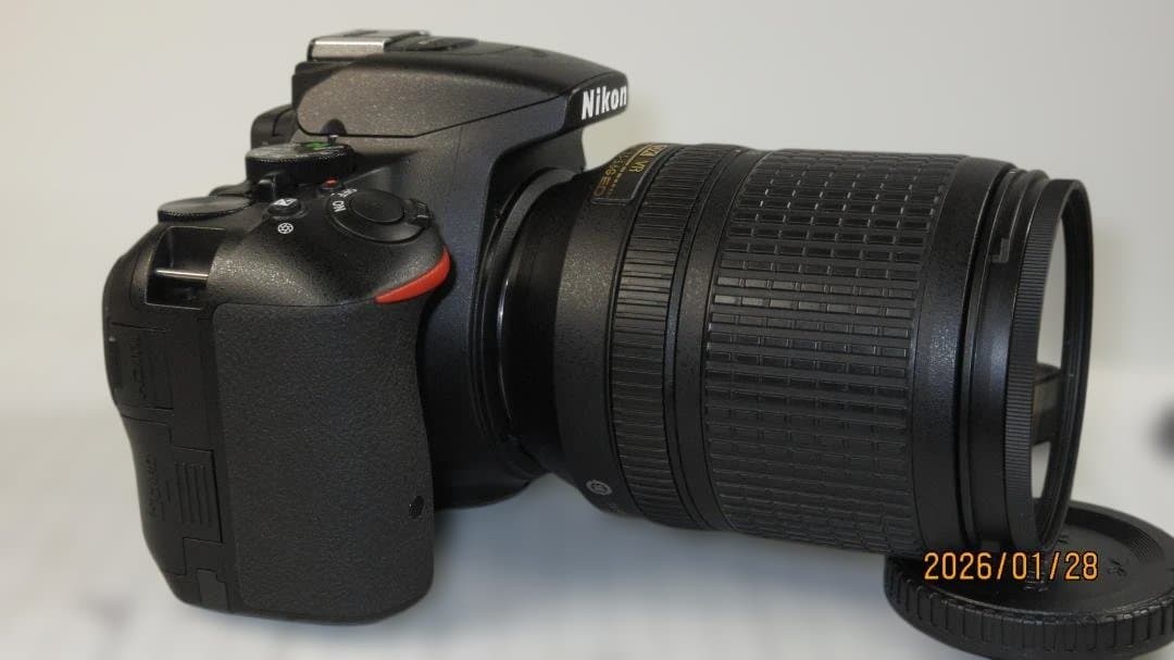 Nikon D5500 デジタル一眼レフカメラ、18-140mmレンズ付き極上品