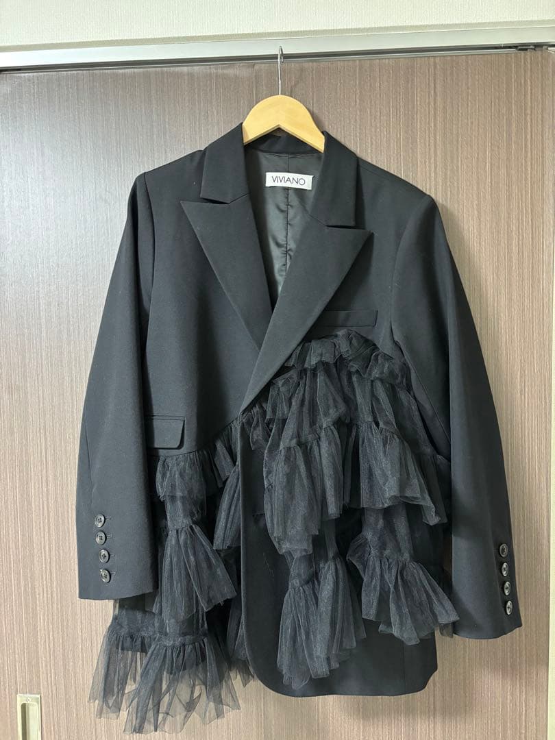 VIVANO フリル付きブラックテーラードジャケット