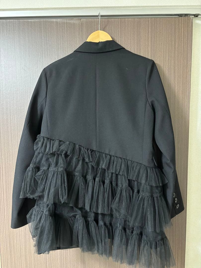 VIVANO フリル付きブラックテーラードジャケット