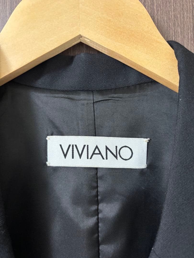 VIVANO フリル付きブラックテーラードジャケット