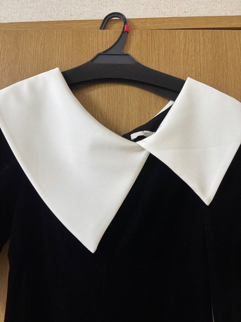 LEJA 黒・白 大きな襟 パーティードレス