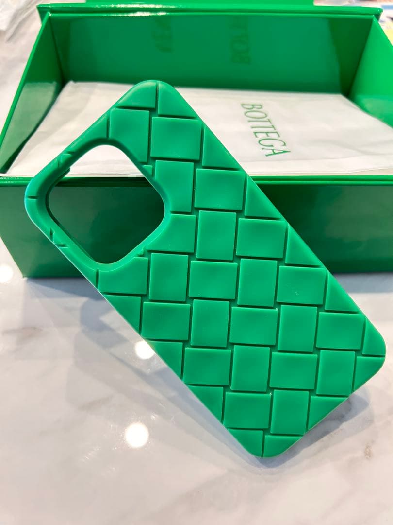 BOTTEGA VENETA グリーン iPhoneケース　16pro