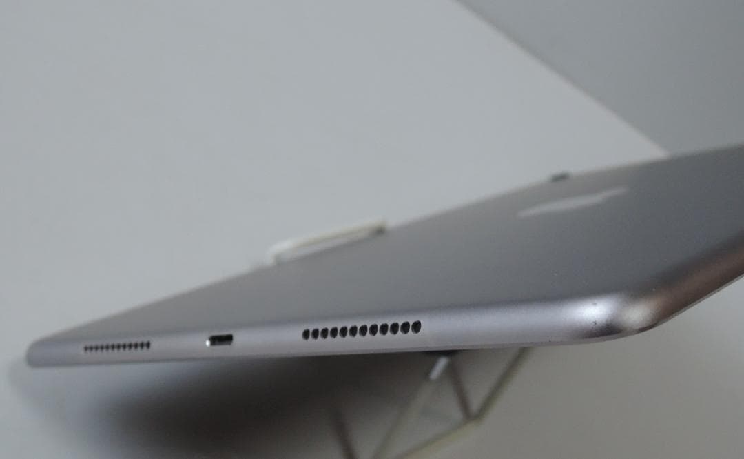 極上美品 iPad Pro 9.7 スペースグレイ 256GB MLMY2J/A