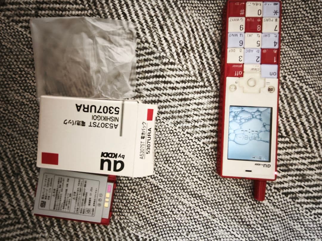 au INFOBAR（インフォバー）初代 錦鯉 ガラケー本体 携帯電話 充電器付