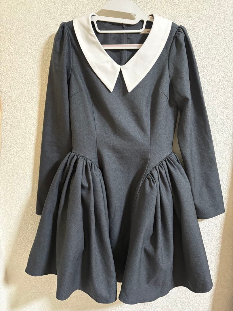 ミストレアス Side Volume Contrast Collar Dress