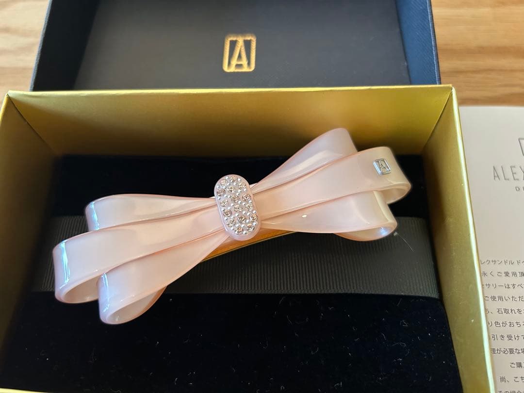 アレクサンドルドゥパリ スワロフスキーが豪華なバレッタ 美品