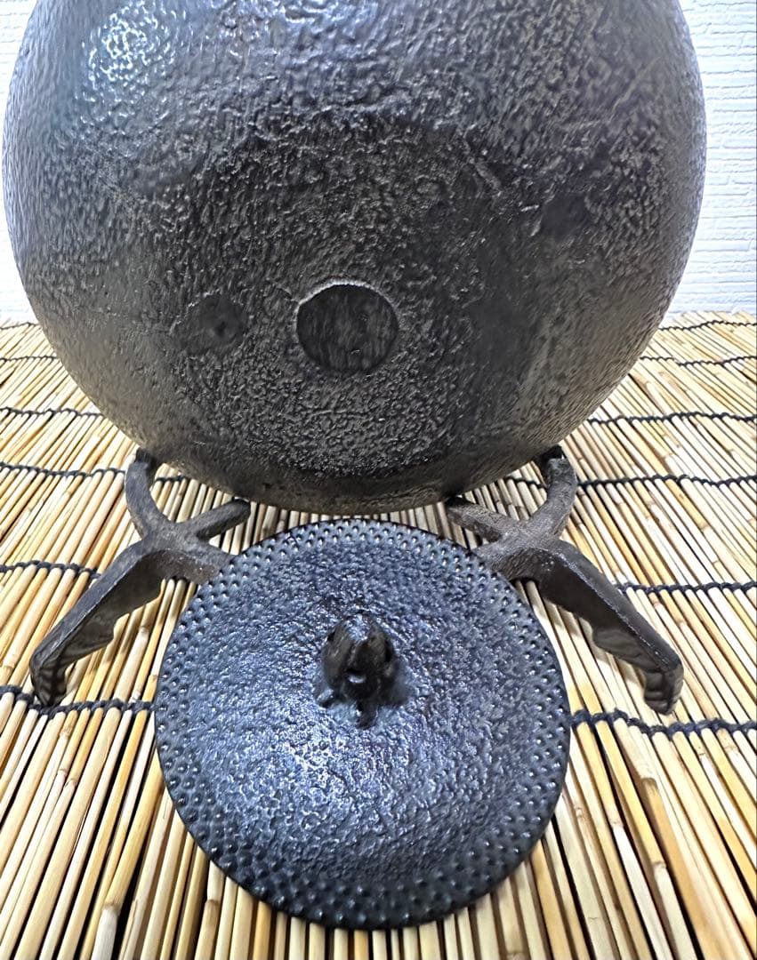 未使用品、供箱付　南部薫山工房造　１５型　アラレ　南部鉄瓶　南部鉄器　鉄瓶