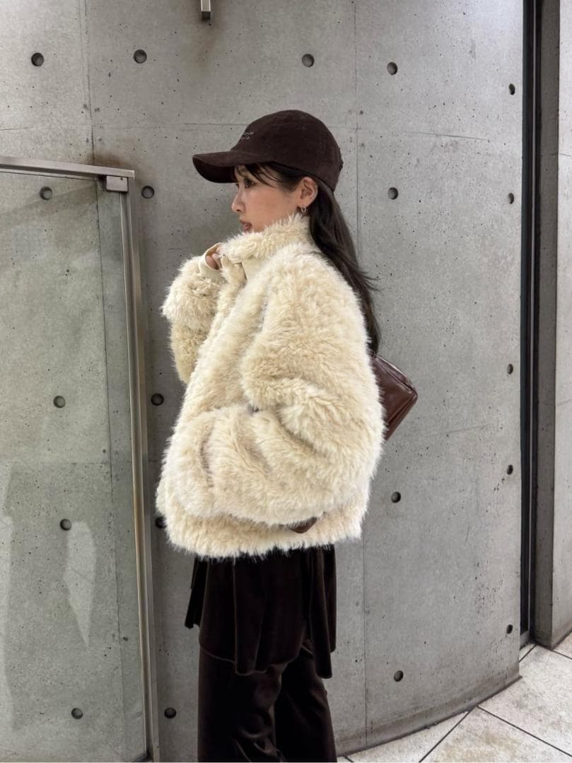 入手困難 新品未使用 Kastane カールミドルファーコート アイボリー